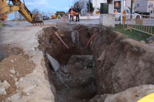 Un treballador resulta ferit greu en quedar colgat per una esllavissada de terra a Tortellà 