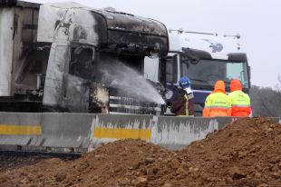 L'incendi a la cabina d'un camió obliga a tallar l'AP-7 en sentit sud a Garrigàs