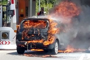 Salven una família atrapada dins el seu cotxe que s'estava incendiant a la Jonquera