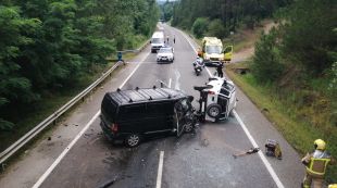 Un mort i un ferit greu en un xoc frontal entre dos vehicles a la C-63 a Anglès