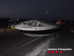 Denunciat un conductor per perdre una barca a l'autopista i altres irregularitats a Sant Julià de Ramis