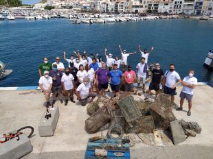 Uns 30 voluntaris recullen una mitja tona d'arts de pesca del fons marí d'El Port de la Selva