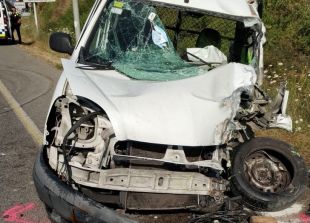 Mor el conductor d'una furgoneta en topar contra un camió a la GI-622 a Blanes