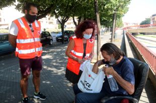 Creu Roja de Girona redobla esforços per atendre els indigents davant l'onada de calor i el coronavirus