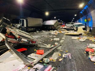 Tres ferits de diversa gravetat en un xoc entre tres camions que talla el túnel de Bracons