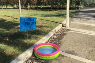 Posen piscines inflables a diferents punts de Banyoles per reivindicar més espais públics de bany