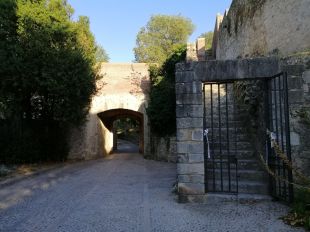 Rebenten el cadenat que prohibia accedir a la muralla de Girona, tancada pel coronavirus