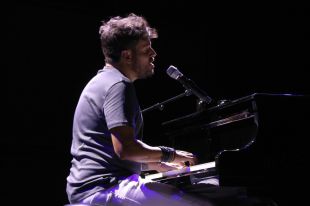 La veu i el piano de Pablo López inauguren el festival de la Porta Ferrada