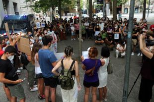 Més de 200 persones clamen contra l'absolució dels joves acusats de violar en grup una jove a Girona