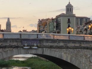 Pengen una foto del Suprem cap per avall al Pont de Pedra de Girona