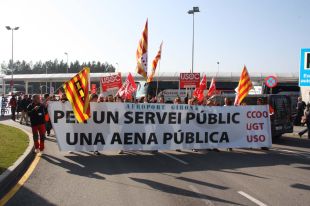 Mig centenar de treballadors de l'aeroport de Girona es manifesten contra la privatització d'Aena