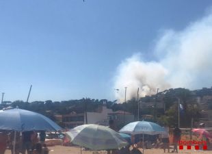 Un incendi obliga a confinar una urbanització de Sant Feliu de Guíxols