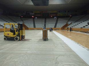 Fontajau rep un parquet desmontable a l'espera de rebre el definitiu d'aquí quatre mesos