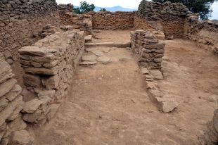 Troben les estructures de quatre cases medievals al jaciment de la Santa Creu de Rodes 