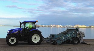 Roses compta amb nova maquinària per a netejar les platges de la vila