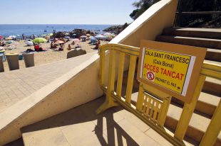 Blanes blinda els accessos a Cala Bona i només deixa un punt d'entrada per evitar l'excés d'aforament