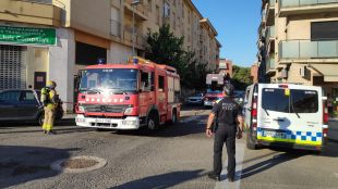 L'incendi al transformador d'un local obliga a desallotjar quatre veïns i confinar tres plantes d'un bloc a Blanes
