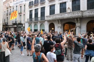 Unes 300 persones es concentren a Girona contra la monarquia i cremen fotos dels Borbons