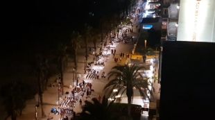 Denuncien la proliferació del 'top manta' a Roses amb un vídeo aeri del passeig marítim