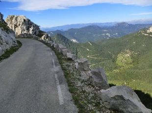 Cau un cotxe per un cingle de quinze metres a la Mare de Déu del Mont