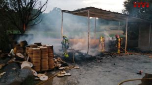 Incendi en una empresa paperera de Besalú