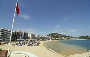 Prohibeixen el bany en una platja de Blanes pel trencament d'una canonada