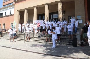 Zeladors es manifesten al Trueta per demanar que Sanitat els deixi de considerar de baix risc