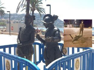 Arrenquen una de les escultures de bronze del passeig marítim de Roses