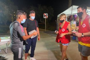 Voluntaris de la Creu Roja sensibilitza als joves dels riscos del coronavirus a l’oci nocturn a Girona