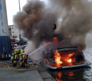 S'enfonsa l'embarcació que ahir es va incendiar a Empuriabrava i recullen tot el combustible vessat