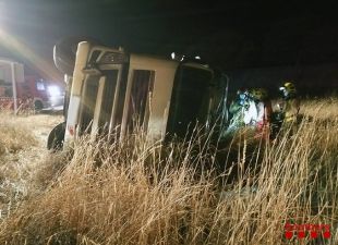 Un camioner queda ferit després de bolcar en un marge de l'AP-7 a Maçanet de la Selva