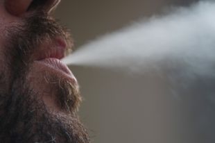 Des d'avui no es pot fumar al carrer sense la distància de 2 metres i cal tancar els bars a la una 