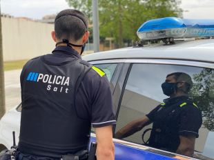 Un home amenaça la Policia Local de Salt i els Mossos amb ganivets, els intenta agredir i fuig