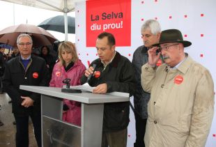 Els alcaldes de la Selva es concentren a la N-II per exigir que es reprenguin les obres aturades 