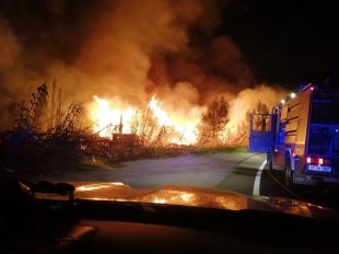 Incendi als marges de la via del tren a Llançà