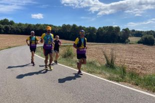 Tretze esportistes surten de Sant Martí d'Empúries per fer una trail solidària de 600 km