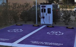Endesa instal·la el seu primer punt de recàrrega ràpida per a cotxes elèctrics al Pla de l'Estany