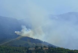 Un incendi a França a tocar l'Albera posa en alerta els Bombers de la Generalitat