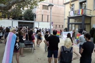 Un centenar de persones es concentren a Salt per rebutjar l'agressió transfòbica de la setmana passada
