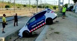Un cotxe dels Mossos es precipita a la via del tren a Llançà en una persecució amb dos detinguts