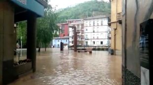 Les intenses pluges converteixen els carrers de Ripoll en canals inundats