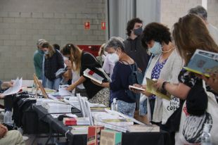 Prop de 2.000 persones assisteixen a la tercera edició de la fira Indilletres de la Bisbal d'Empordà 
