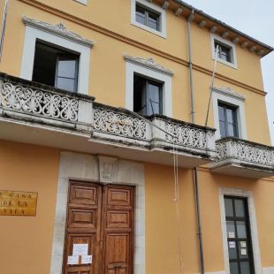 Arrenquen de matinada l'estelada de la façana de l'Ajuntament de Bescanó i trenquen el pal de la bandera