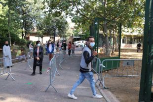 Arriben les primeres persones a fer-se la PCR en el cribratge massiu de tres dies a Salt