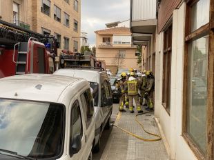 El curtcircuit en una petita nevera inicia un incendi en un habitatge a Salt