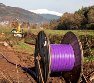 El Govern estén 47 km de fibra òptica al Baix Empordà i connectar al 95,7% de la població