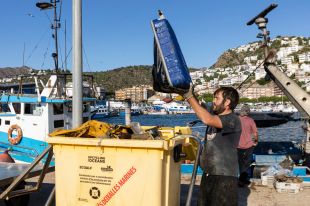 Més de 700 pescadors gironins s'integren en un projecte per eliminar residus del mar