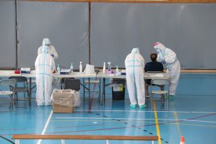 Creix el nombre de contagis mentre s'estanca el risc de rebrot i la velocitat de transmissió