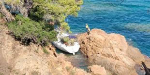 Rescaten nou tripulants d'un veler encallat en unes roques davant de Cala Treumal a Blanes