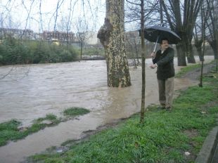 Els olotins han de retirar els cotxes de la ronda Fluvià davant la crescuda del riu